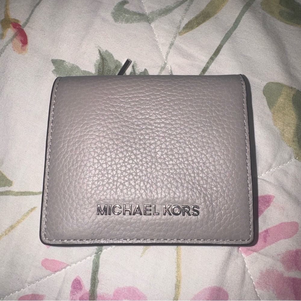 Michael Kors Jet Set Pearl Gray Medium Pebbled Leather Card Case Wallet